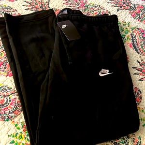 Mens New With Tags Nike Sweatpants size Large.  Pet and smoke free home